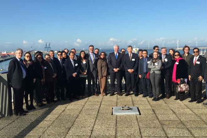 groepsfoto met de gouverneur en de Aziatische ambassadeurs en diplomaten