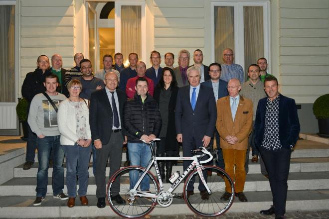 groepsfoto met deelnemers quiz met de winnaar vooraan samen met de gouverneur