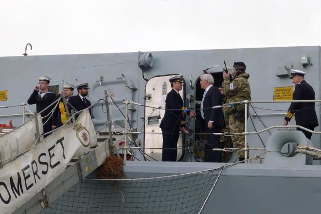 Ontvangst van de gouverneur op HMS Somerset