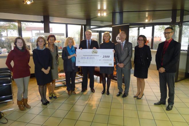 overhandiging cheque ten voordele van de projecten van Mothers for Peace