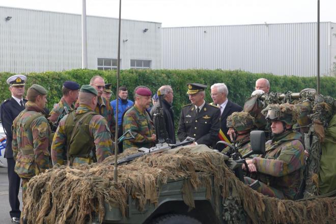 Koning Filip bij demo "Stormlanding"