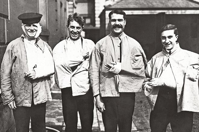 Smiling British survivors afther the battle