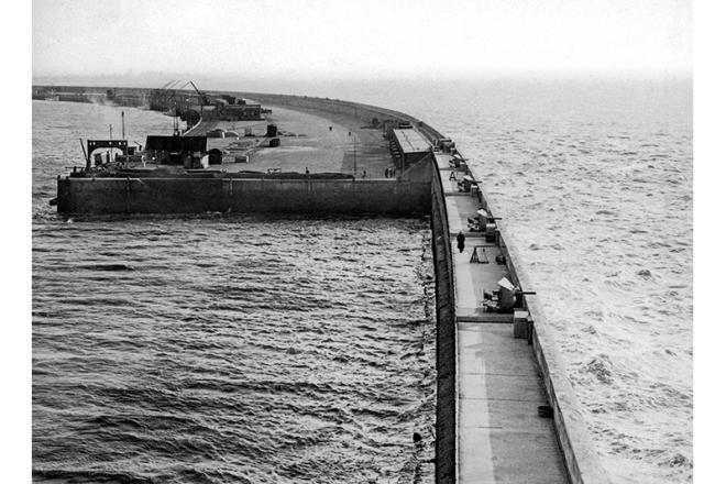 Zeebrugge mole with german guns