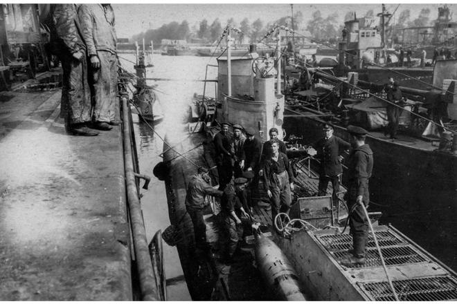 U-boot being supplied in Bruges docks 1916